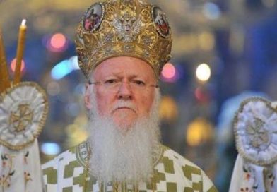 სამების ტაძარში ილია II-ის წესის აგების მსახურება მიმდინარეობს, რომელსაც მსოფლიო პატრიარქი ბართლომეოს I აღასრულებს