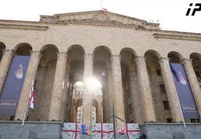 საქართველოს კათოლიკოს-პატრიარქის ხსოვნის პატივსაცემად, პარლამენტის სასახლეზე ილია მეორის ბანერი განთავსდა